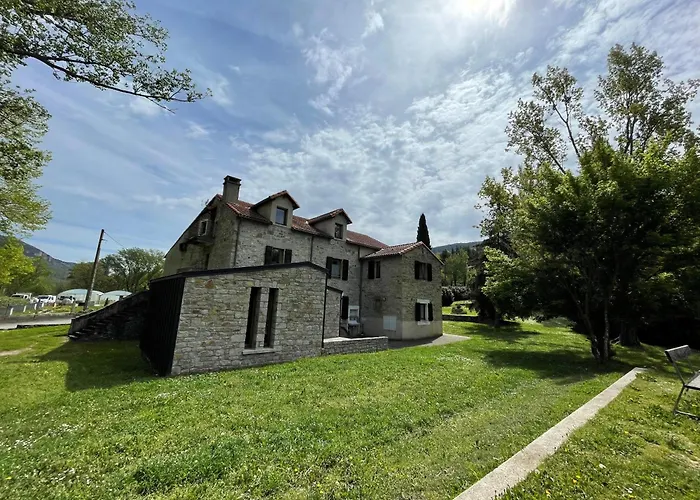 Hi La Maladrerie Хостел